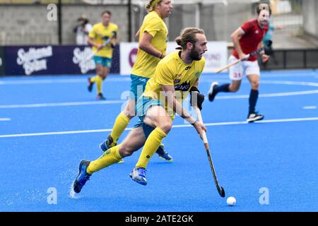 Sydney, Australia. 02nd Feb, 2020. International FIH Field Hockey, Australia vs Gran Bretagna; Jake Harvie of Australia corre con il credito palla: Action Plus Sports Images/Alamy Live News Foto Stock