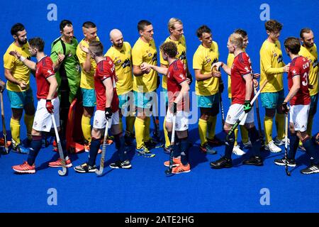 Sydney, Australia. 02nd Feb, 2020. International FIH Field Hockey, Australia contro Gran Bretagna; le squadre scuotono le mani prima della partita Credit: Action Plus Sports Images/Alamy Live News Foto Stock