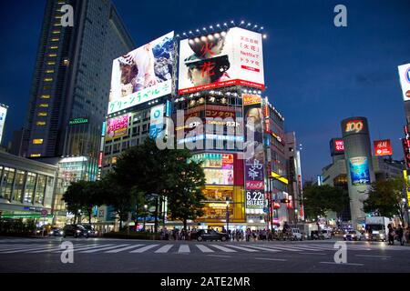 Tokyo, Giappone - 26th giugno 2016. Il trafficato quartiere commerciale e dello shopping di Shibuya di notte. Tokyo, Giappone Foto Stock