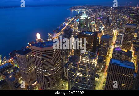 Vista dei grattacieli in centro di notte, a Seattle, Washington. Panorama sul tetto della notte di Seattle Foto Stock