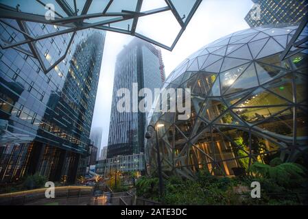 22-01-2018 : Vista delle sfere di Amazon presso la sede centrale e la torre degli uffici di Seattle, Washington USA Foto Stock