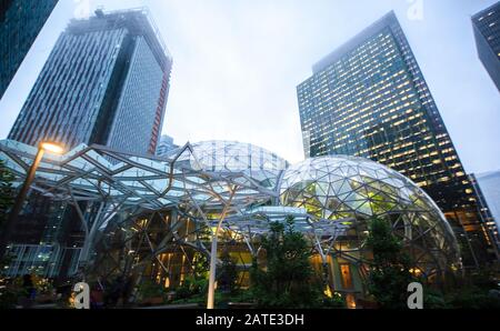 22-01-2018 : Vista delle sfere di Amazon presso la sede centrale e la torre degli uffici di Seattle, Washington USA Foto Stock