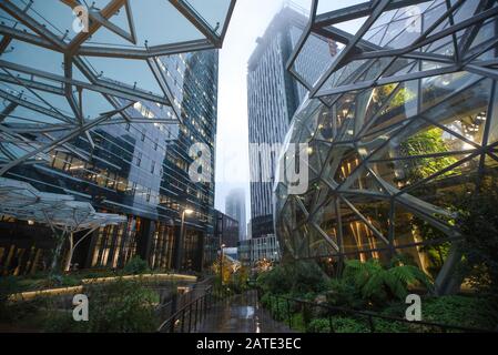 22-01-2018 : Vista delle sfere di Amazon presso la sede centrale e la torre degli uffici di Seattle, Washington USA Foto Stock