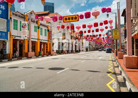 Singapore. Gennaio 2020. Decorazioni per il Capodanno cinese per le strade di Chinatown Foto Stock