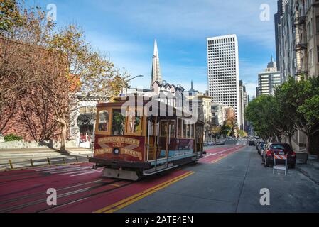 Vista classica delle tradizionali funivie storiche in sella alla famosa California Street, San Francisco, California, USA Foto Stock