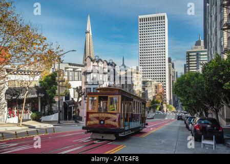 Vista classica delle tradizionali funivie storiche in sella alla famosa California Street, San Francisco, California, USA Foto Stock