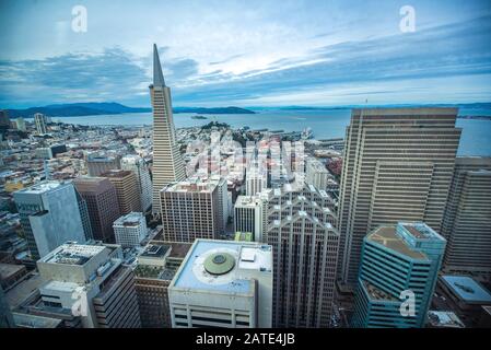 Highrises nel quartiere finanziario di San Francisco, fotografato da un angolo basso per una prospettiva drammatica. Il centro di San Francisco guarda in alto, guarda in alto Foto Stock