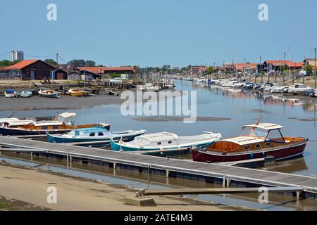 Ostreicole porto di la teste de Buch, comune si trova sulla riva della baia di Arcachon, nel dipartimento della Gironda nella Francia sud-occidentale. Foto Stock