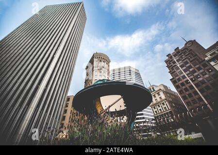 Highrises nel quartiere finanziario di San Francisco, fotografato da un angolo basso per una prospettiva drammatica. Il centro di San Francisco guarda in alto, guarda in alto Foto Stock