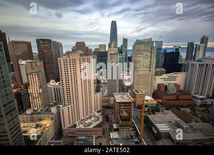 Splendida vista del centro business nel centro di San Francisco. Costruzione presso l'edificio di San Francisco Foto Stock