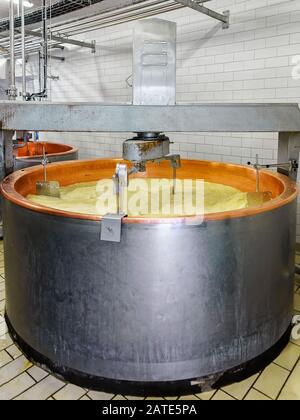 Produzione di Gruyere de Comte Cheese in Italia Foto Stock