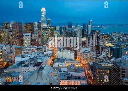 San Francisco Skyline con le nuvole Drammatiche all'alba, California, Stati Uniti. Vista Evenight di SF, California Foto Stock