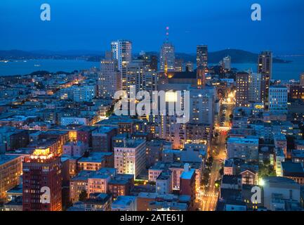 San Francisco Skyline con le nuvole Drammatiche all'alba, California, Stati Uniti. Vista Evenight di SF, California Foto Stock