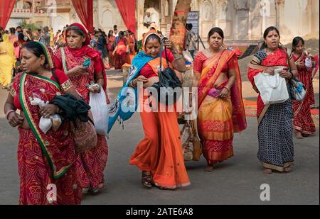 Devoti indù in pellegrinaggio al venerato complesso del tempio indù Galta Ji a Jaipur, Rajasthan, Ind Foto Stock