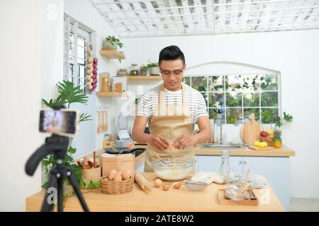 Blogger alimentare la registrazione di video in suo luogo di lavoro Foto Stock