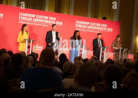 Cardiff, Regno Unito. 02nd Feb, 2020. Cardiff, GALLES, REGNO UNITO - 2 FEBBRAIO 2020 - (l-r) Rosena Allin-Khan, Richard Burgon (Speaking), Dawn Butler, Ian Murray e Angela Rayner durante le marchette di leadership del vice laburista al Municipio di Cardiff. Credito: Mark Hawkins/Alamy Live News Foto Stock