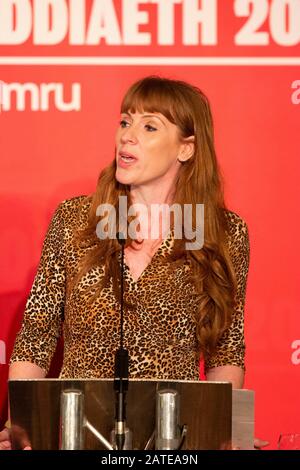 Cardiff, Regno Unito. 02nd Feb, 2020. Cardiff, GALLES, REGNO UNITO - 2 FEBBRAIO 2020 - Angela Rayner durante le marchette di leadership del vice laburista al Municipio di Cardiff. Credito: Mark Hawkins/Alamy Live News Foto Stock