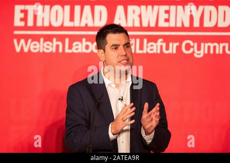 Cardiff, Regno Unito. 02nd Feb, 2020. Cardiff, GALLES, REGNO UNITO - 2 FEBBRAIO 2020 - Richard Burgon durante le marchette di leadership del vice laburista al Municipio di Cardiff. Credito: Mark Hawkins/Alamy Live News Foto Stock