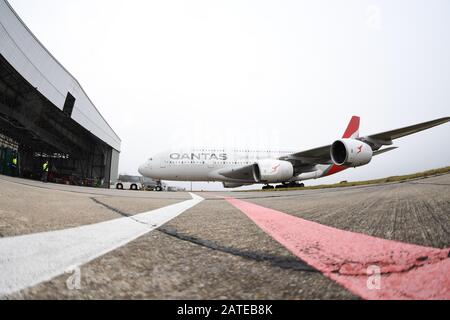 02 febbraio 2020, Sassonia, Dresda: Un Airbus A380 della compagnia aerea australiana Qantas viene tirato in un hangar dell'Elba Flugzeugwerke (EFW) dopo lo sbarco. L'Airbus deve essere convertito nella stessa posizione. Un totale di nove aerei del jet passeggeri più grande del mondo saranno convertiti a Dresda. Foto: Sebastian Kahnert/dpa-Zentralbild/dpa Foto Stock