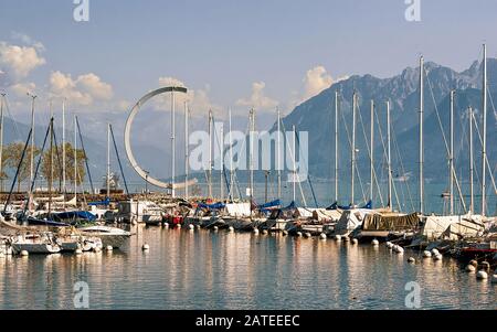 Marina e yacht sul Lago di Ginevra a Losanna estate Svizzera Foto Stock