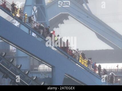 Datteln, Germania. 02nd Feb, 2020. Gli attivisti hanno occupato un escavatore minerario sul sito della centrale a carbone Datteln 4. La polizia (r) li scende uno per uno. Contrariamente a quanto raccomandato dalla commissione per il carbone, la centrale elettrica della regione della Ruhr sarà collegata alla rete quest'estate. Gli ambientalisti protestano contro questo. Credit: Caroline Seidel/Dpa/Alamy Live News Foto Stock