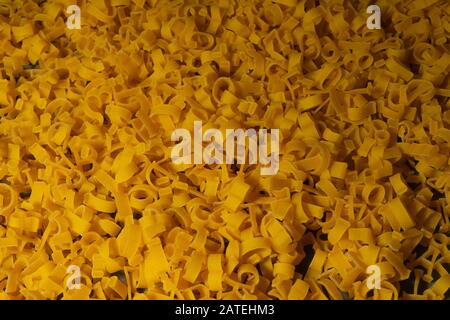 Pasta in forma di lettere dell'alfabeto inglese e numeri. Primo piano. Vista dall'alto. Sfondo vintage creativo. Foto Stock