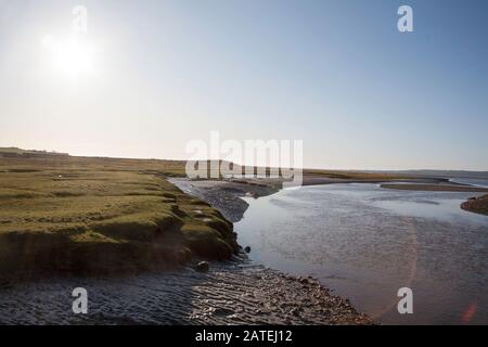 Il canale del fiume acquitrino See Gate di sabbia vicino al villaggio di Flookborough riva di Morecambe Bay una giornata invernale dei Laghi Sud Cumbria Foto Stock