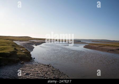 Il canale del fiume acquitrino See Gate di sabbia vicino al villaggio di Flookborough riva di Morecambe Bay una giornata invernale dei Laghi Sud Cumbria Foto Stock