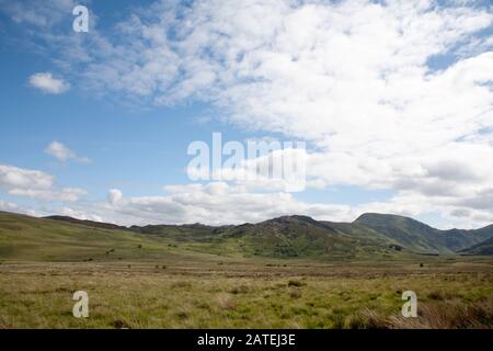 Vista verso Pen Llithrig-y-Wrach dal sentiero che conduce Alla Riserva di Llyn Eigiau sotto Carnedd Lewelyn sopra la Conwy Valley Snowdonia North Wales Foto Stock