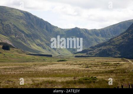 Vista verso Pen Llithrig-y-Wrach dal sentiero che conduce Alla Riserva di Llyn Eigiau sotto Carnedd Lewelyn sopra la Conwy Valley Snowdonia North Wales Foto Stock