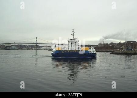 Dartmouth, Nova Scotia - 1 febbraio 2020: Il traghetto Rita Joe ad Alderney Landing a Dartmouth arriva dal porto di Halifax Foto Stock