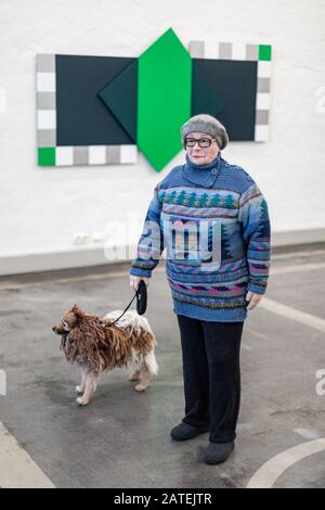 Raija - un'opera di crochet, maglia e ricamo di Liisa Hietanen - alla mostra dell'Associazione degli Artisti di Tampere a Helsingin Taidehalli, Finlandia Foto Stock