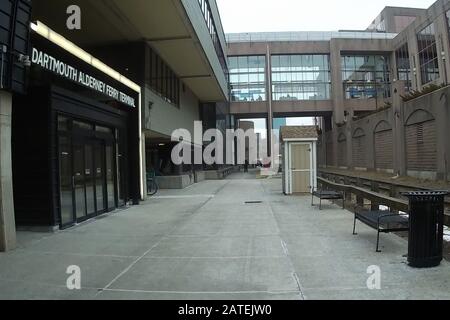 Dartmouth, Nova Scotia - 1 febbraio 2020: Il retro di Alderney Landing centro Dartmouth con terminal traghetti e pedway Foto Stock