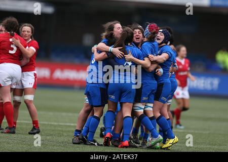 Cardiff, Regno Unito. 02nd Feb, 2020. Italia le donne che giocano celebrano la vittoria delle loro squadre alla fine del gioco. Galles / Italia, Womens Six Nations Championship 2020 International rugby Match al BT Sport Cardiff Arms Park di Cardiff, Galles, Regno Unito Domenica 2nd Febbraio 2020. PIC by Andrew Orchard/Andrew Orchard sports photography /Alamy Live News EDITORIALE USE ONLY Credit: Andrew Orchard sports photography/Alamy Live News Foto Stock