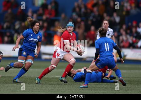 Cardiff, Regno Unito. 02nd Feb, 2020. Gwen Crab of Wales donne fa una pausa. Galles / Italia, Womens Six Nations Championship 2020 International rugby Match al BT Sport Cardiff Arms Park di Cardiff, Galles, Regno Unito Domenica 2nd Febbraio 2020. PIC by Andrew Orchard/Andrew Orchard sports photography /Alamy Live News EDITORIALE USE ONLY Credit: Andrew Orchard sports photography/Alamy Live News Foto Stock