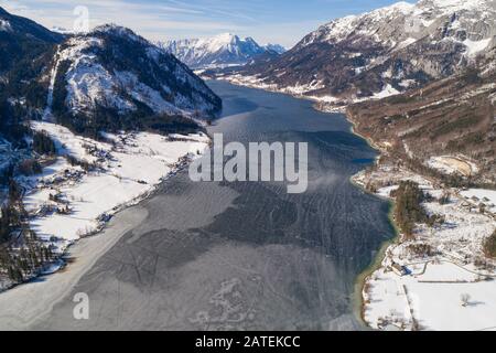 Veduta aerea da Frozen Grundlsee, Stiria, Austria Foto Stock