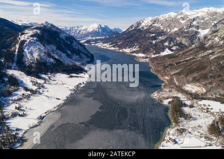 Veduta aerea da Frozen Grundlsee, Stiria, Austria Foto Stock