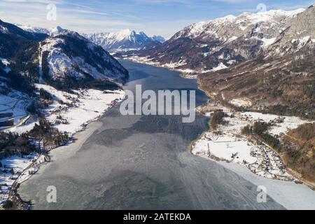 Veduta aerea da Frozen Grundlsee, Stiria, Austria Foto Stock