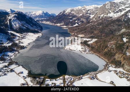 Veduta aerea da Frozen Grundlsee, Stiria, Austria Foto Stock