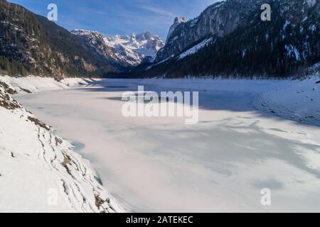 Veduta aerea da Gosausee, Lago Gosau, congelati in inverno, con catena montuosa Dachstein, Gosau, Austria superiore, Austria Foto Stock