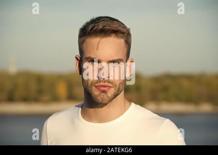 Ideale tratti che rendono l'uomo fisicamente attraente. Ragazzo barbuto  stile casual close up. Affascinante sorriso. Maschio standard di bellezza.  Bel uomo elegante acconciatura. Bel uomo caucasico sfondo grigio Foto stock  - Alamy