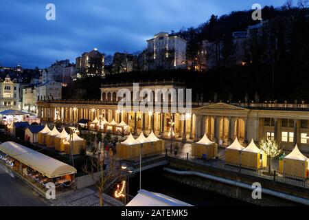 Mercatino Di Natale Al Mill Colonnade A Karlovy Vary, Karlovy Vary, Karlovy Vary, Repubblica Ceca, Europa Foto Stock