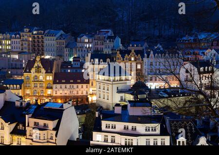 Schlossberg con torre castello in inverno sera, Karlovy Vary, Repubblica Ceca Foto Stock