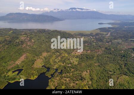 Veduta Aerea Del Parco Nazionale Cerro Azul Meambar Con Lago Yojoa, Honduras Foto Stock