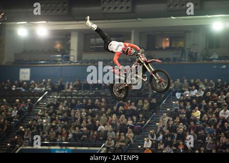 Birmingham, Regno Unito. 01st febbraio 2020. Spettacolare spettacolo dal vivo con alcuni dei più grandi piloti Monster Truck, tra cui l'iconico Bigfoot, che esibiscono acrobazie alla Birmingham Arena durante il tour Hot Wheels Monster Trucks Liver. Credito: Gary Mather/Alamy Live News Foto Stock