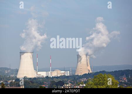 Colpo distanti di una centrale nucleare in una valle visto da una collina. Tihange, Huy, Belgio Foto Stock