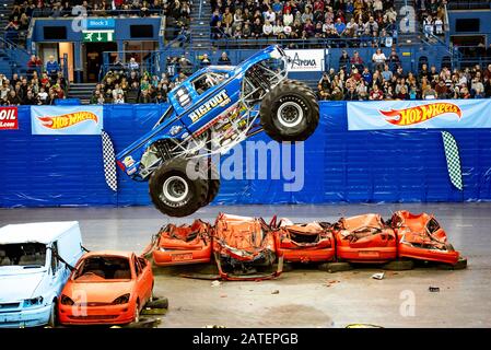 Birmingham, Regno Unito. 01st febbraio 2020. Spettacolare spettacolo dal vivo con alcuni dei più grandi piloti Monster Truck, tra cui l'iconico Bigfoot, che esibiscono acrobazie alla Birmingham Arena durante il tour Hot Wheels Monster Trucks Liver. Credito: Gary Mather/Alamy Live News Foto Stock