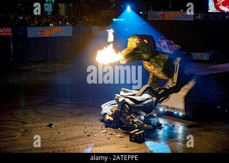 Birmingham, Regno Unito. 01st febbraio 2020. Spettacolare spettacolo dal vivo con alcuni dei più grandi piloti Monster Truck, tra cui l'iconico Bigfoot, che esibiscono acrobazie alla Birmingham Arena durante il tour Hot Wheels Monster Trucks Liver. Credito: Gary Mather/Alamy Live News Foto Stock