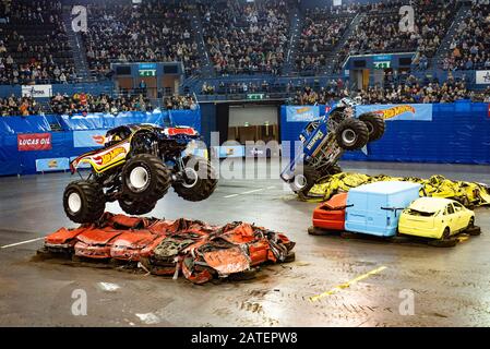 Birmingham, Regno Unito. 01st febbraio 2020. Spettacolare spettacolo dal vivo con alcuni dei più grandi piloti Monster Truck, tra cui l'iconico Bigfoot, che esibiscono acrobazie alla Birmingham Arena durante il tour Hot Wheels Monster Trucks Liver. Credito: Gary Mather/Alamy Live News Foto Stock