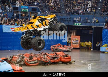 Birmingham, Regno Unito. 01st febbraio 2020. Spettacolare spettacolo dal vivo con alcuni dei più grandi piloti Monster Truck, tra cui l'iconico Bigfoot, che esibiscono acrobazie alla Birmingham Arena durante il tour Hot Wheels Monster Trucks Liver. Credito: Gary Mather/Alamy Live News Foto Stock